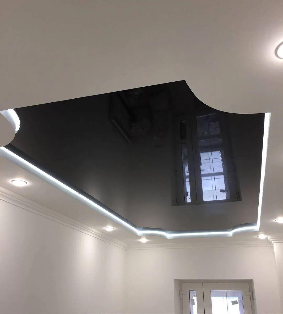 Глянцевые натяжные потолки — визуальное увеличение пространства